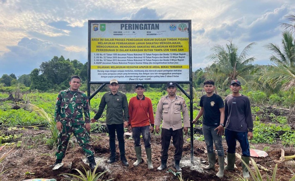 Pemasangan Papan Plang Peringatan Karhutla di Desa Belantaraya
