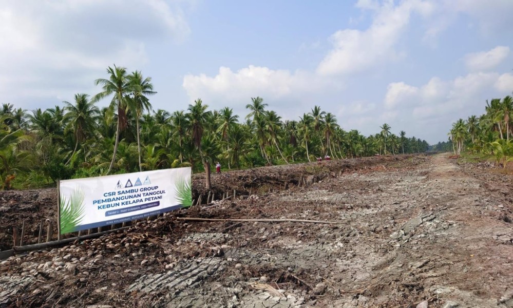 CSR Sambu Group Bangun Tanggul di Parit Surabaya Desa Penjuru