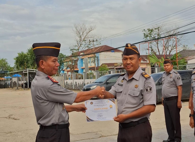 Berhasil Gagalkan Penyeludupan Hp Ilegal, Petugas Lapas Tembilahan Terima Penghargaan