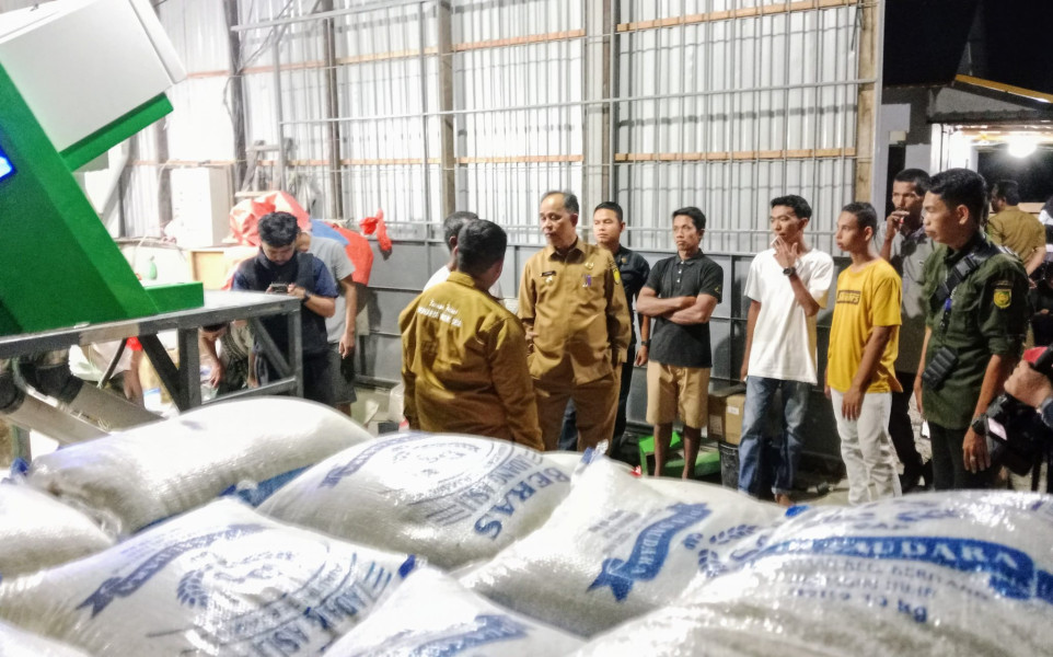 Swasembada Pangan, Pj Bupati Inhil Tinjau Penggilingan Padi Gapoktan Bina Tani