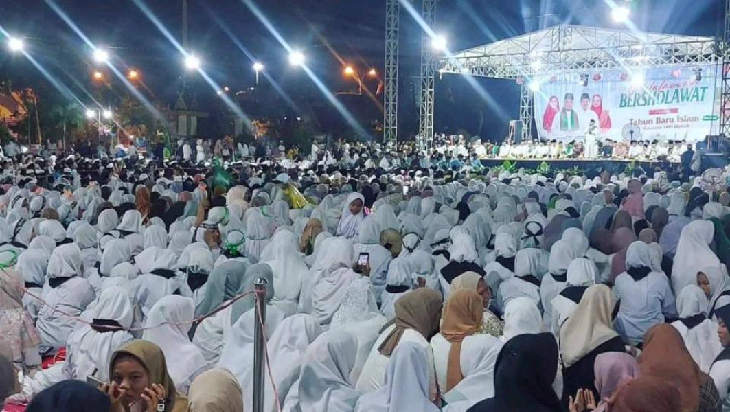 Ribuan Masyarakat Bersholawat di Halaman Kantor Bupati Pelalawan