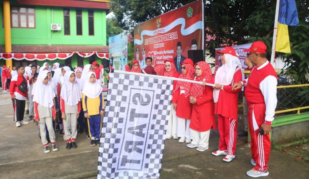 Semarakkan HUT RI ke-80, Wabup Inhil Lepas Jalan Sehat Kerukunan