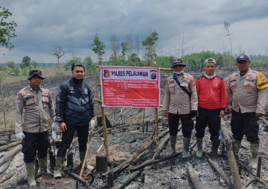 Kapolsek Ukui dan Tim Gabungan Padamkan Karhutlah