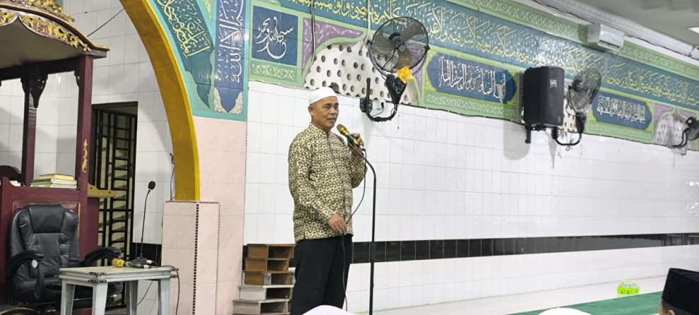 Safari Ramadhan di Tempuling, Bupati Inhil Serahkan Bantuan untuk Kaum Dhuafa