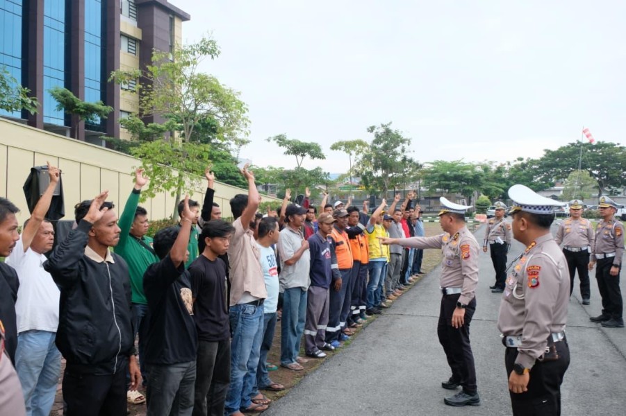 Bantuan Polda Riau ke Agam Tak Putus, Kini Kirim 30 Tangki Air