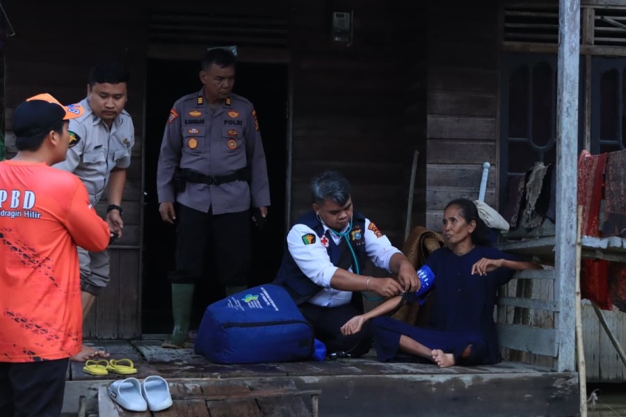 Kapolres Inhil Kunjungi Korban Bencana Banjir di Kemuning