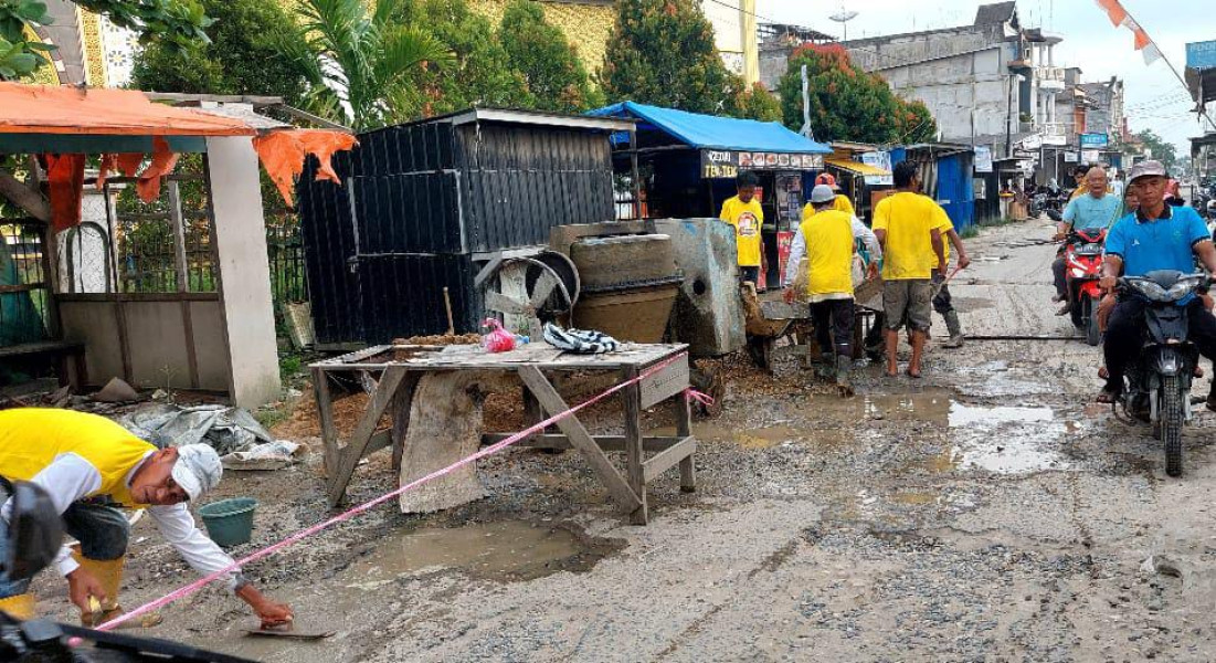 Tim Gerak Cepat Inhil HEBAT Gotong Royong Perbaiki Badan Jalan Pulau Kijang
