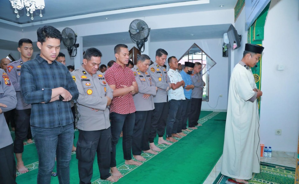 Polres Inhil Sholat Ghaib untuk 3 Personel Polda Lampung yang Gugur Tertembak