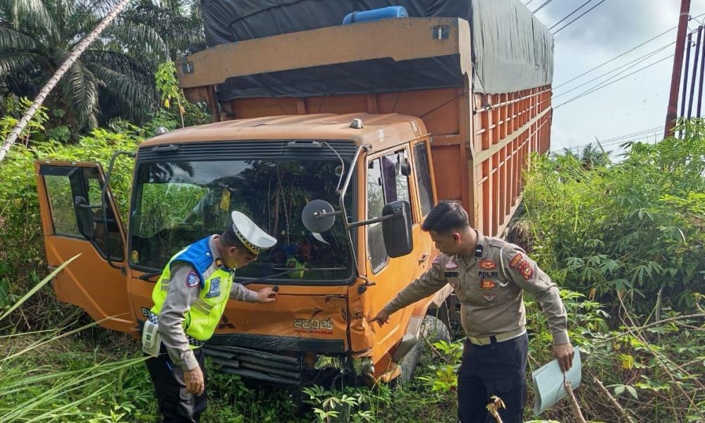 Rem Blong, Truk Fuso Tabrak Innova di Jalan Banjir Pelalawan