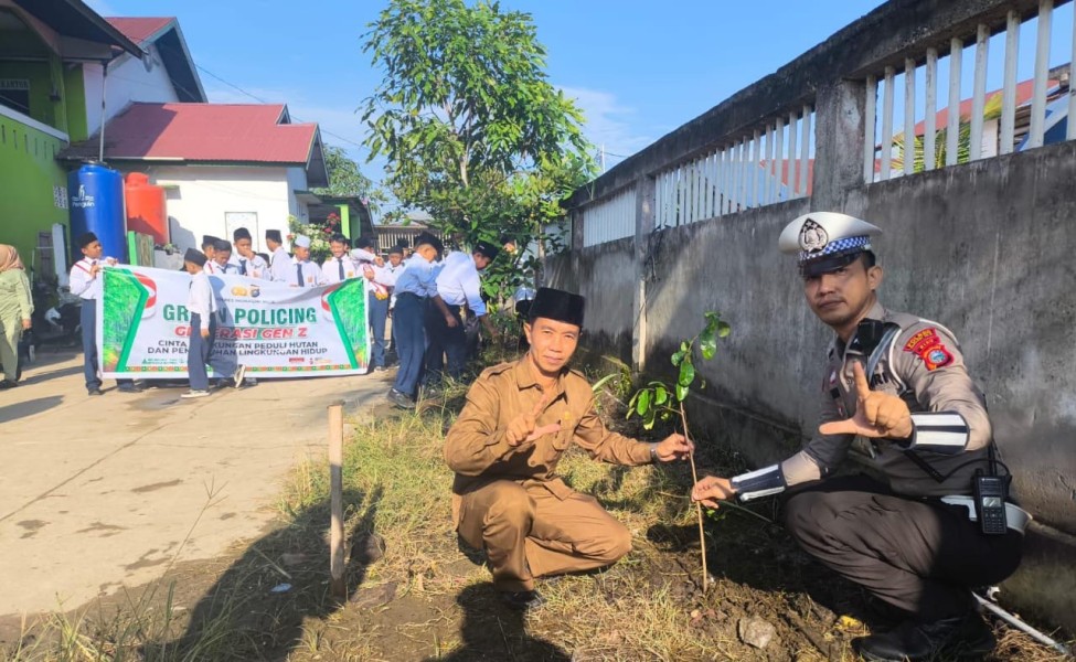 Polres Inhil Gelar Police Goes to School dan Sosialisasi Green Policing di MI dan SMP IT Ummul Qur’an Tembilahan