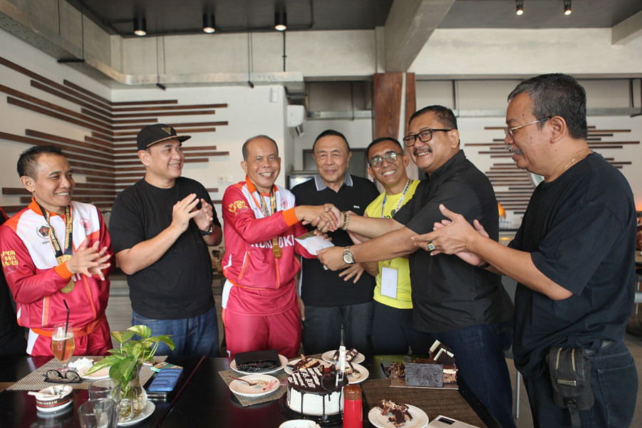 Ketum PWI Pusat Kunjungi Kontingen Siwo PWI DKI Jakarta, Sumardjo Masih Ingin Bermain di Porwanas 2026
