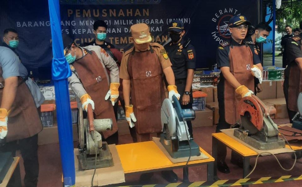 Bea Cukai Tembilahan Musnahkan Rokok dan HP Ilegal