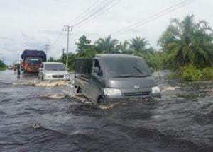 Meski Sungai Kampar Surut, Air Masih Genangi Jalintim KM 83