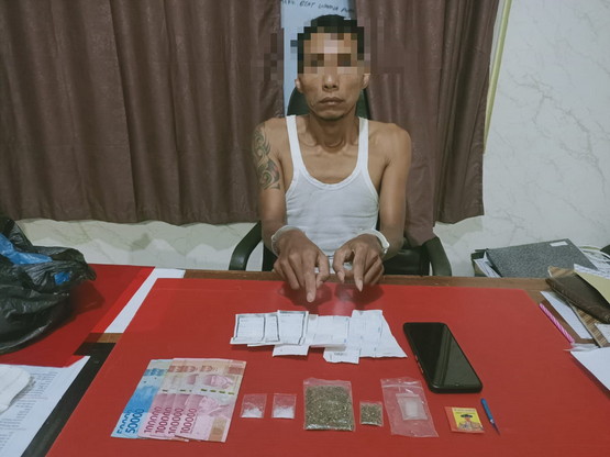 Sedang Bungkus Sabu dan Daun Ganja, Pengedar di Desa Rambahan Digerebk Polisi