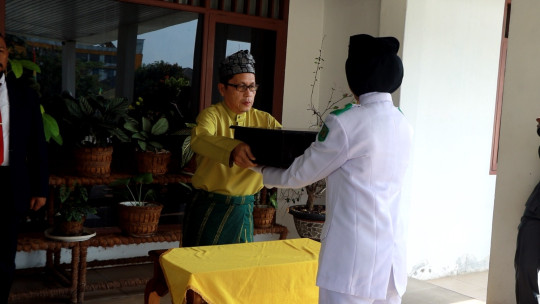 Bendera Pusaka Merah Putih Diserahkan Kepada Paskibraka Kabupaten Indragiri Hilir Pada HUT RI Ke-79