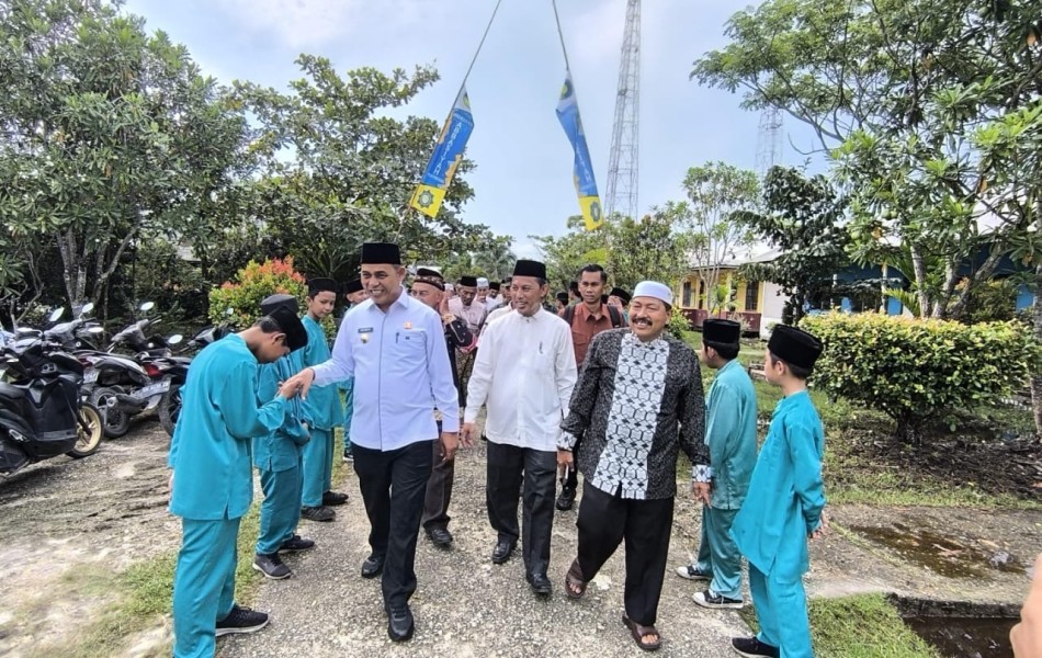 Bupati Inhil Hadiri Haul Jama' Pendiri Madrasah dan Khataman Al-Qur’an di Teluk Pinang