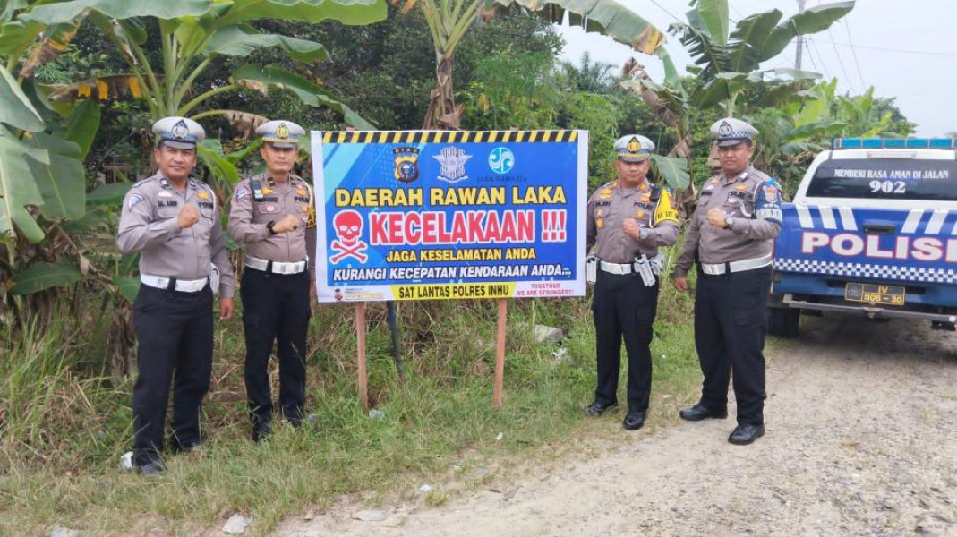 Satlantas Polres Inhu Pasang Spanduk Peringatan Rawan Kecelakaan