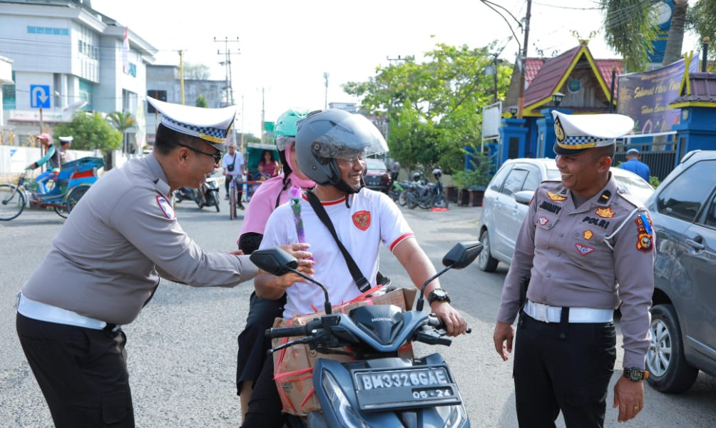 Sat Lantas Polres Inhil Bagi Bagi Helm SNI