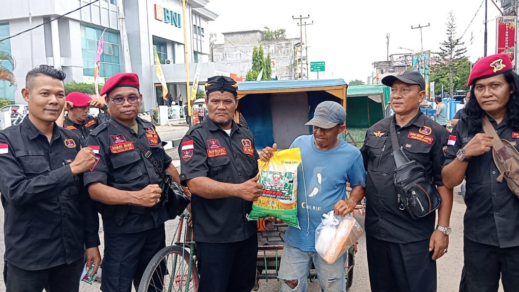 Peduli Sesama, DPC GRIB JAYA Inhil Berikan Sembako untuk Penarik Becak
