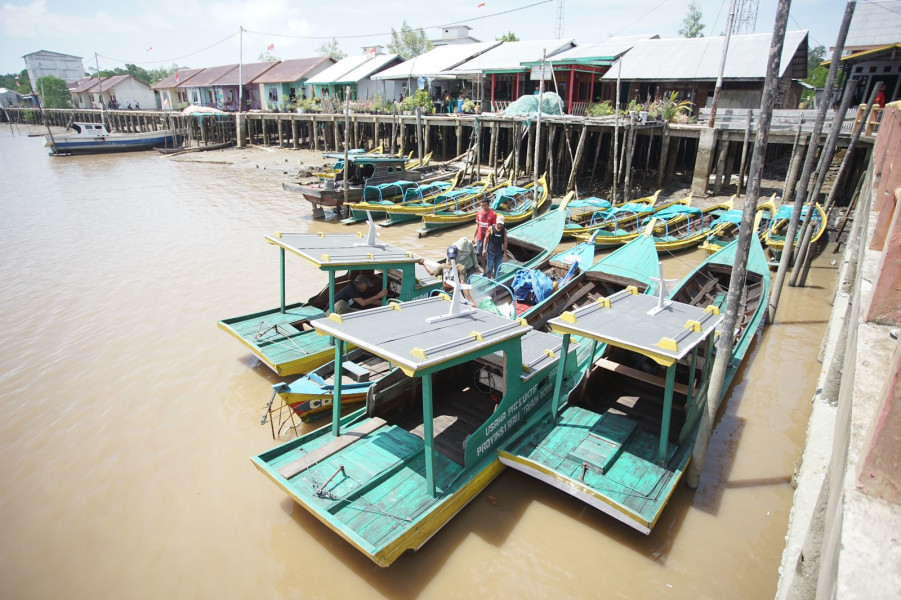 HM Wardan Serahkan Perahu Nelayanan Usaha Produktif