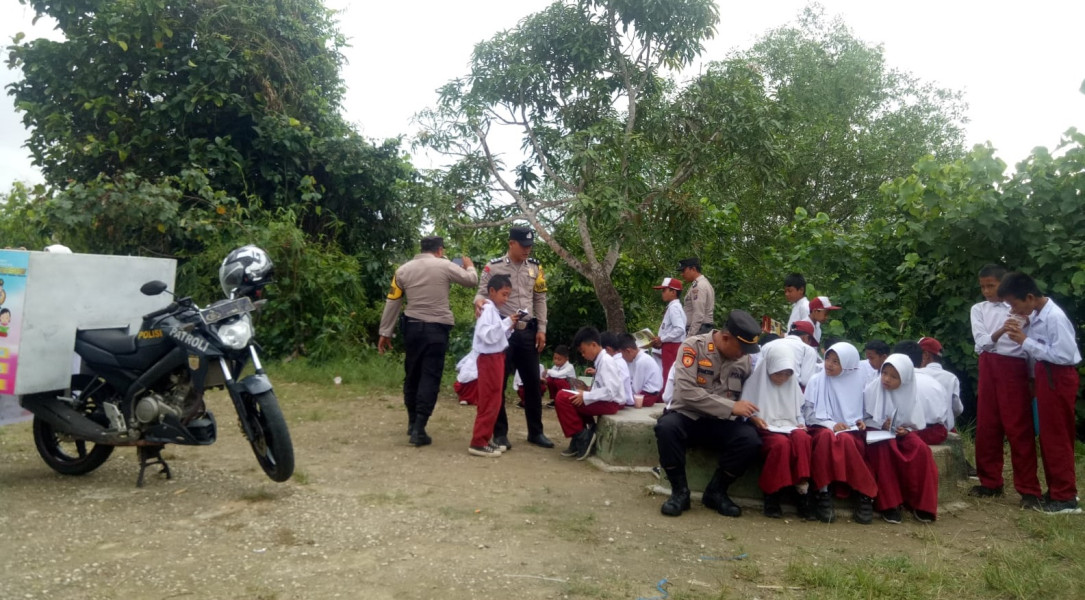 Perpustakaan Keliling Polsek Tempuling Diapresiasi Pihak Sekolah
