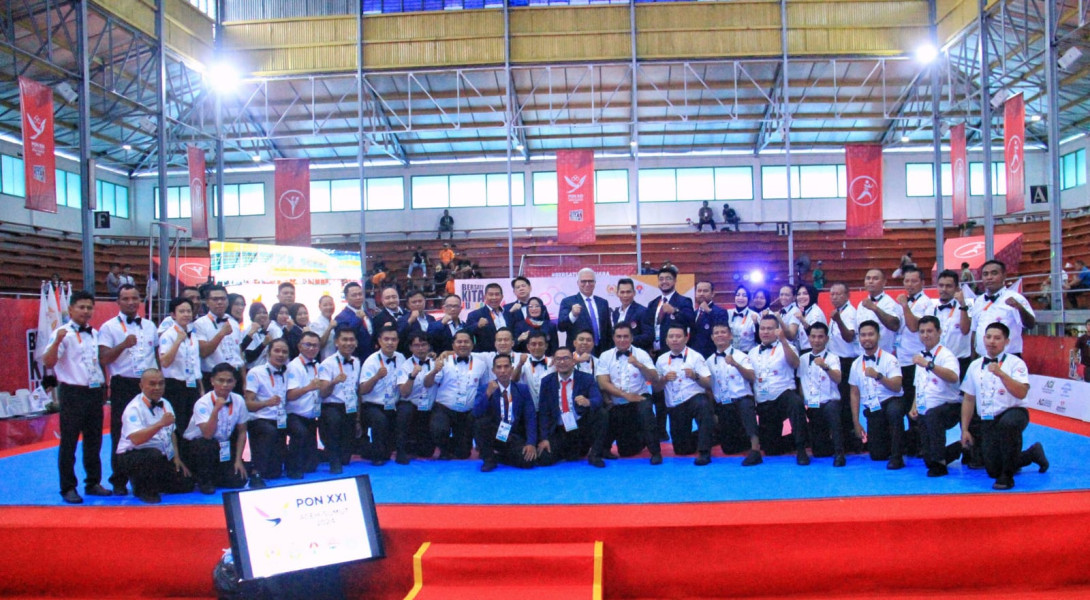 PON XXI Aceh-Sumut Berikan Penghargaan kepada Ahmad Rifa'i Sebagai Wasit Ring Sport Cabor Kickboxing