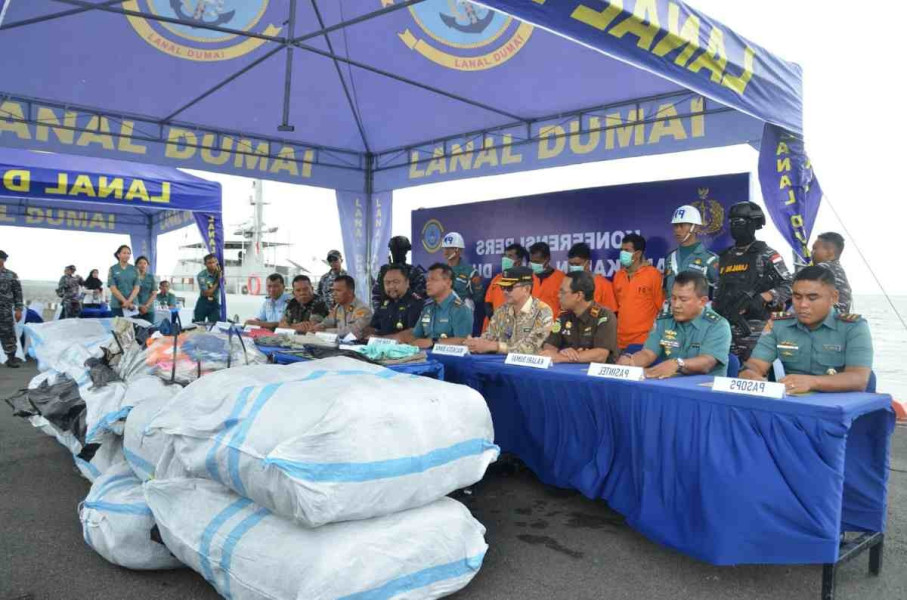 TNI AL Gagalkan Penyeludupan 56 Ribu Kg Ballpress di Perairan Pulau Halang