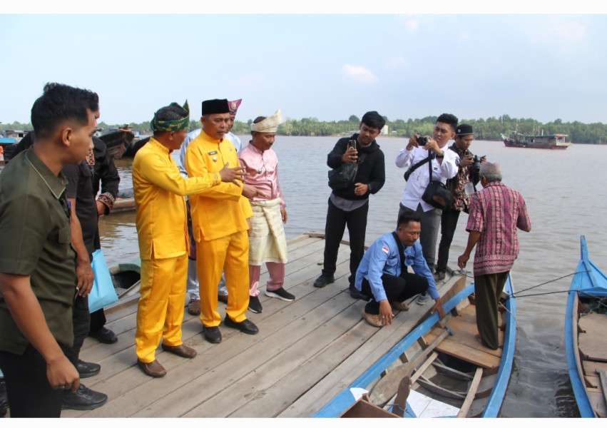 Pj Bupati Inhil Serahkan Bantuan Sampan Motor ke Para Nelayan