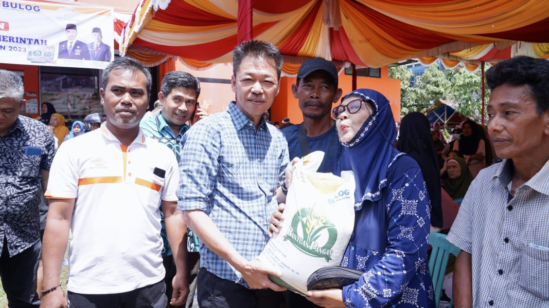 Bupati Rohil Salurkan Cadangan Beras dari Pemerintah Pusat