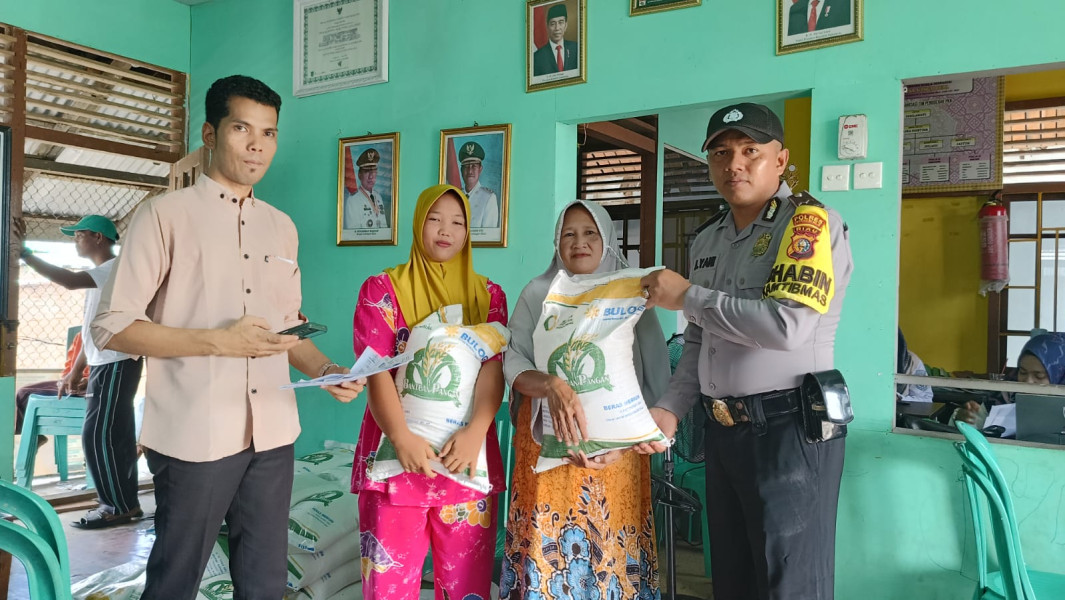 Bhabinkamtibmas Desa Sungai Bela Hadiri Penyaluran Bantuan Non Tunai
