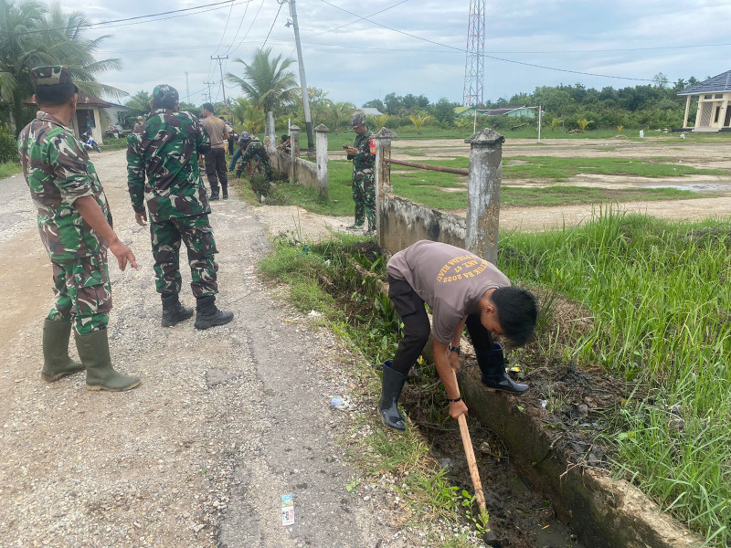 Antisipasi Banjir, Polsek Bersama Forkopimcam Kuindra Goro Bersihkan Drainase