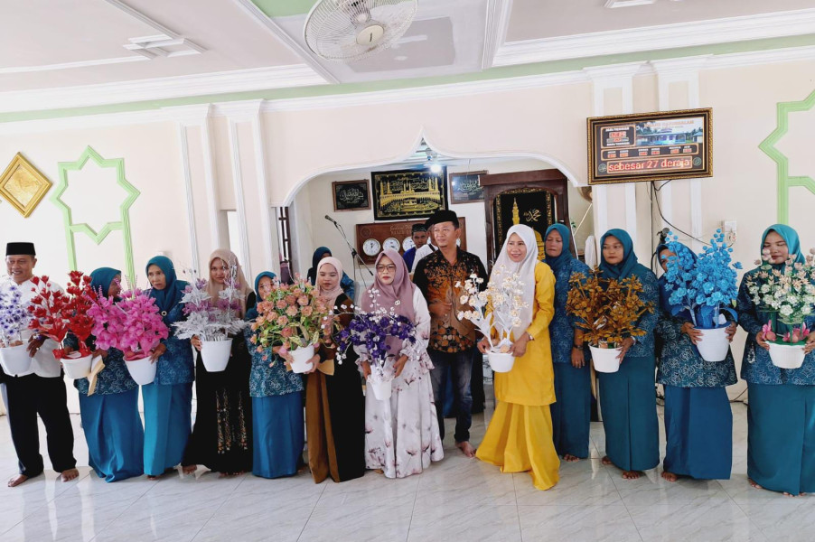 Bakal Calon Wakil Bupati Inhil Yuliantini Apresiasi Perlombaan Merangkai Bunga
