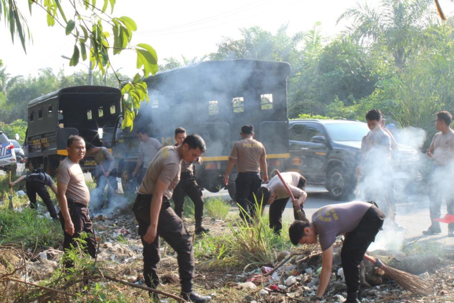 Polda Riau dan Jajaran Polresta Pekanbaru Bersihkan Sampah Secara Serentak