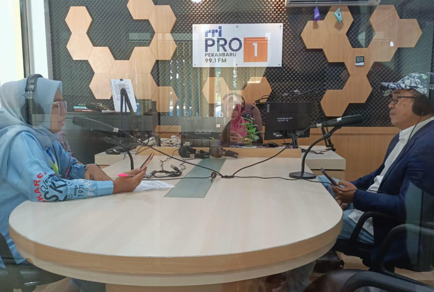 Ketua PWI Riau Bahas Kesiapan HPN 2025 di RRI Pekanbaru