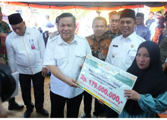 Pj.Bupati Inhil Dampingi Pj Gubri Salurkan Bantuan Sosial Bagi KorbanTerdampak Bencana Longsor Di Tembilahan Hulu