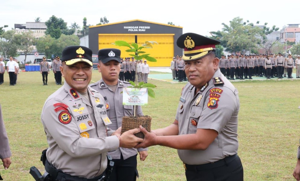 Wakapolda Riau Beri Bibit Pohon ke Personel Naik Pangkat, Simbol Integritas