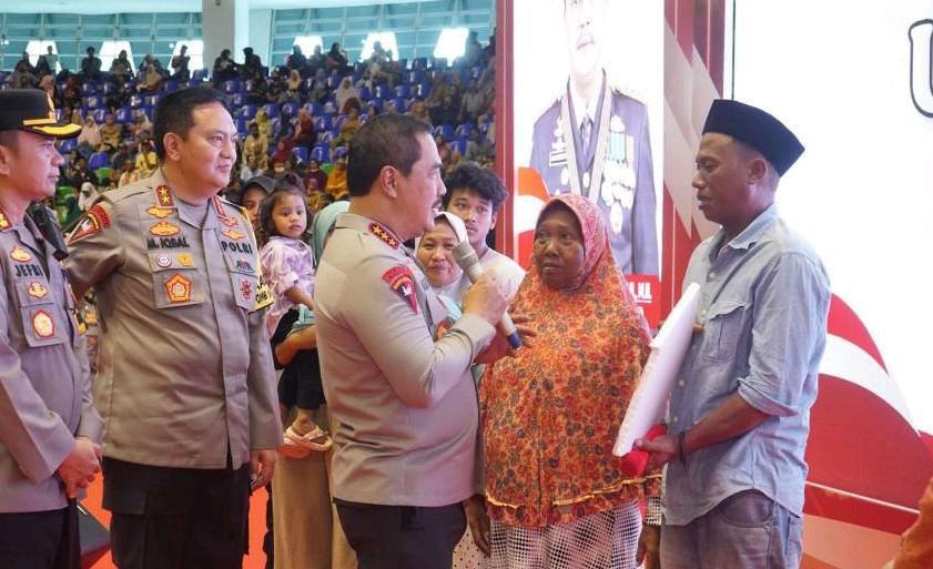 Wakapolri Bersama Kapolda Riau Bedah Rumah dan Bagikan 10.000 Sembako