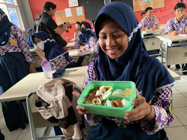Uji Coba Program Makan Gratis Perlu Perhatikan Dampak Lingkungan dan Kesehatan
