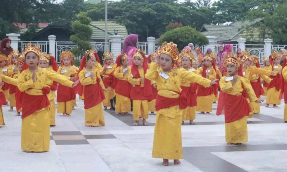 Ratusan Anak PAUD Tampilkan Tari Persembahan di Kediaman Bupati Inhil