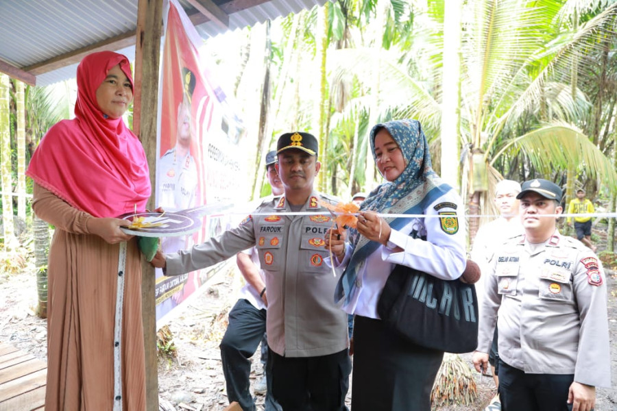 Polres Inhil Bedah Rumah Ibu Jamilah Jadi Layak Huni