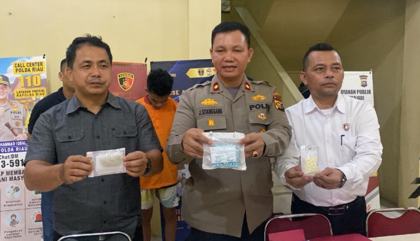 Menyamar Menjadi Pembeli, Polisi Tangkap Pengedar Ekstasi di Pekanbaru, 500 Butir Pil Disita