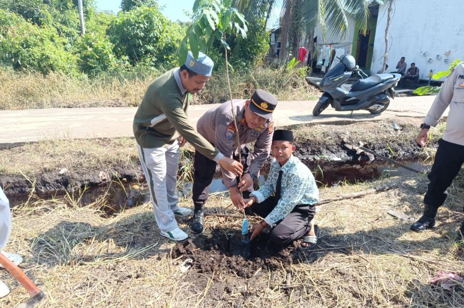 Polres Inhil Gelar Penyuluhan 'Gen Z Cinta Lingkungan', Tanam Bibit Kelengkeng di Ponpes Daarul Rahman