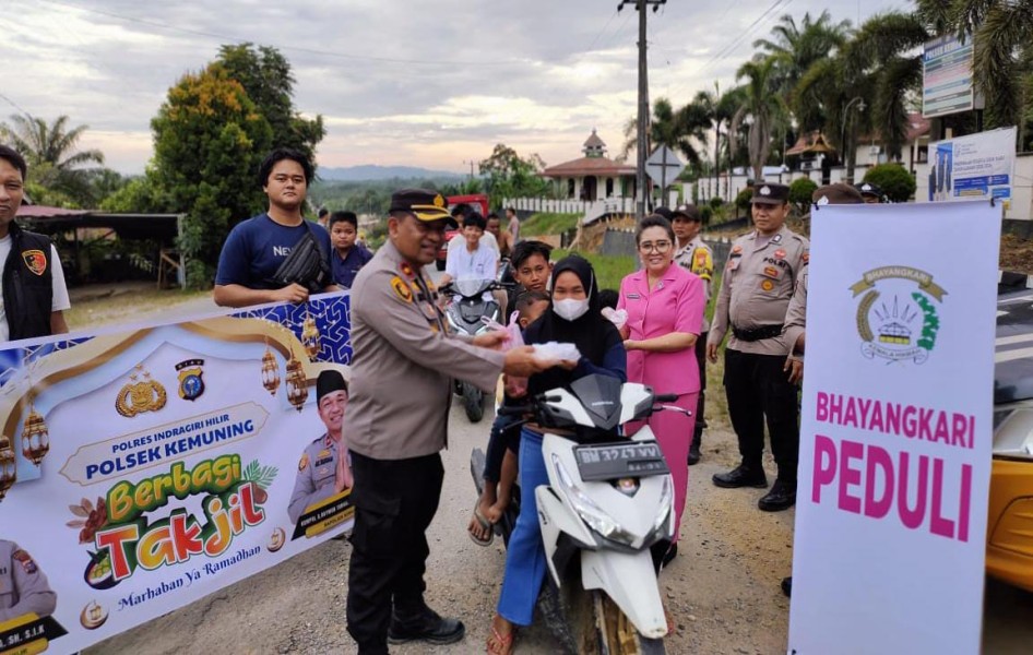 Jalani Ramadhan 1446 H dengan Mengharap Keberkahan, Polsek Kemuning Lakukan Kegiatan Berbagi Takjil