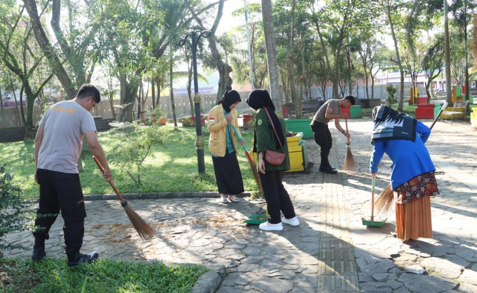 Bersama Mahasiswa, Polres Inhil Bersihkan Taman Gajah Mada
