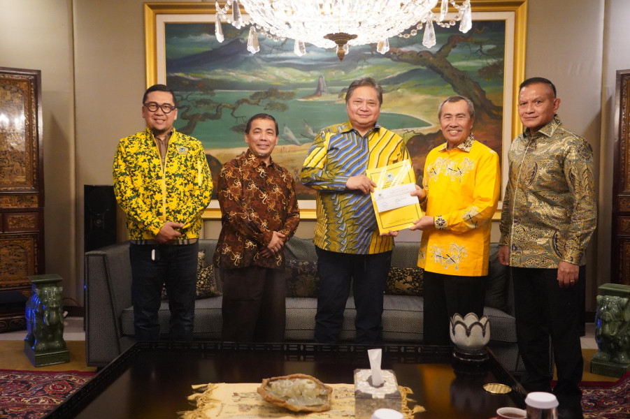 Ketum Golkar Serahkan SK Calon Gubernur Riau Syamsuar-Ustadz Mawardi M Saleh