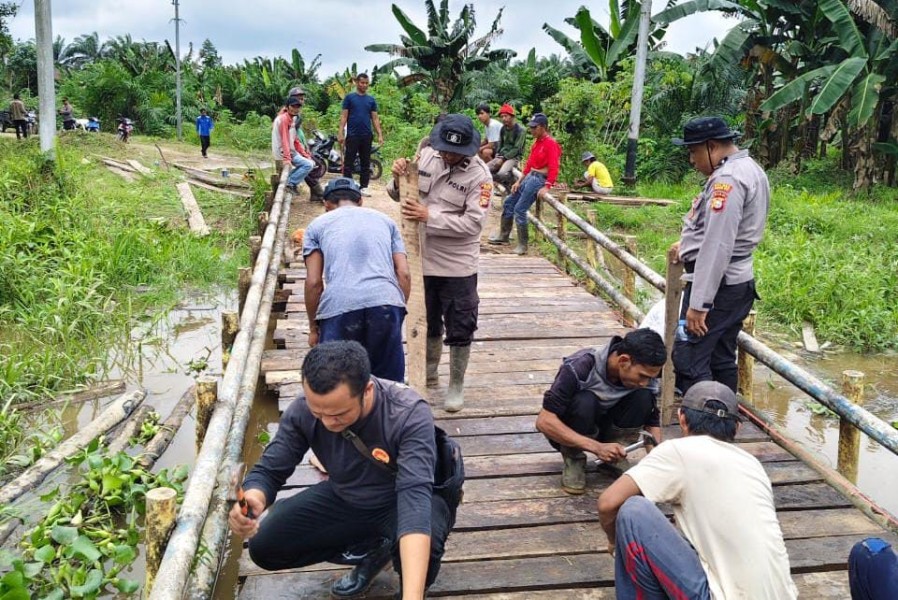 Polsek Tempuling Bersama Pemdes Harapan Jaya dan Warga Goro Perbaiki Jembatan Penghubung Dusun Sukajadi–Tunas Baru