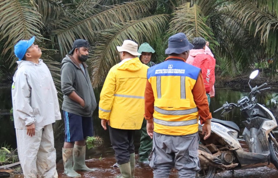 BWSS III Pekanbaru Pemantauan Langsung Banjir di Desa Kuala Sebatu