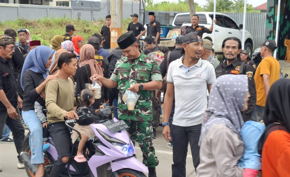 Kodim 0314/Inhil Bersama Grib Jaya Bagikan Takjil Gratis kepada Masyarakat