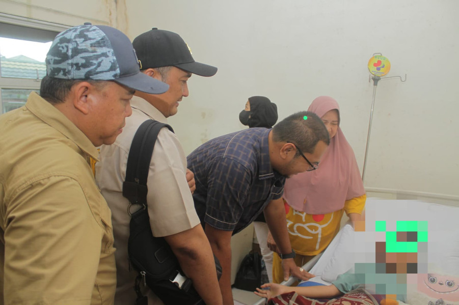 Ketua DPRD Inhil Jenguk Korban Asusila, Beri Dukungan Moril Pihak Keluarga