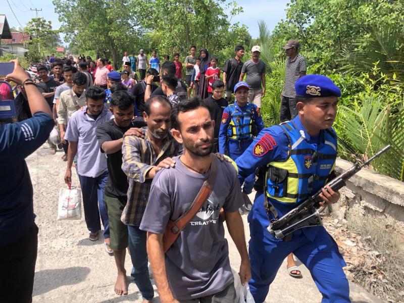 20 WNA Bangladesh Terdampar di Meranti, Kapal Tenggelam Diterjang Ombak